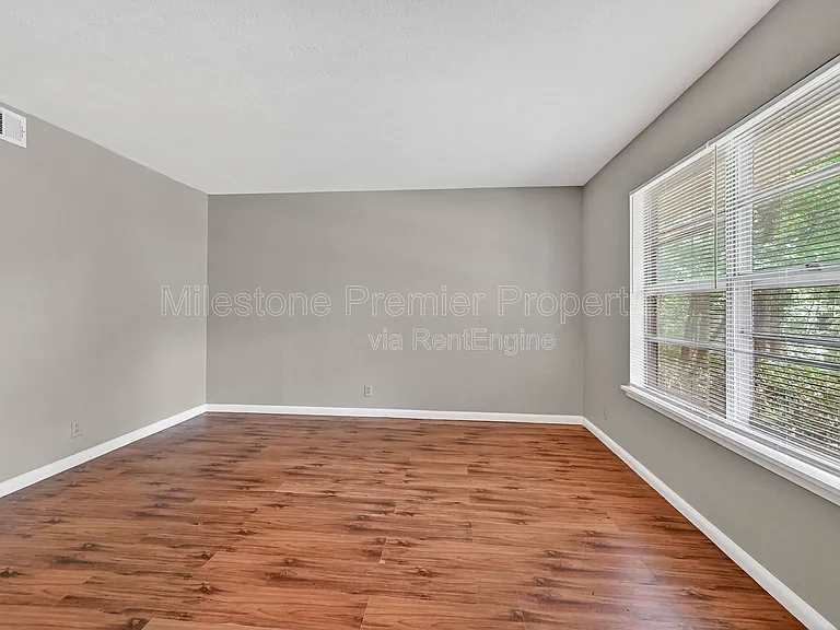 105 E Ford St — Photo 14
