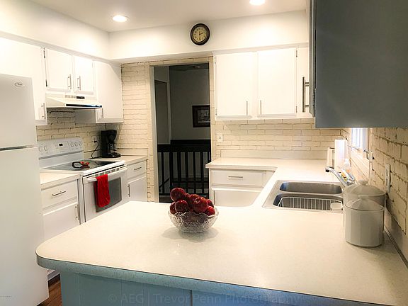 4th image of 2712 Bach Ave