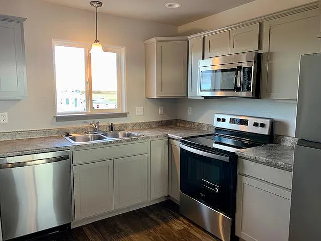 452 Constitution Blvd — Photo 6