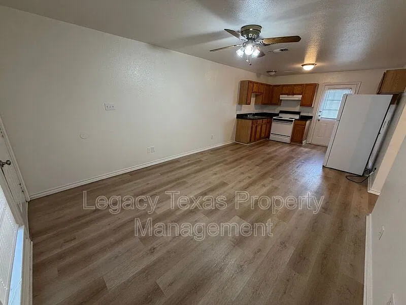 2 bed, 1.0 bath, $1,050 — Photo 2