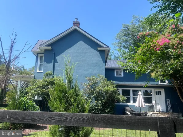 18 E Loudoun St, Round Hill, VA 20141