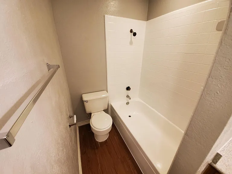 10212 Hillhouse Ln — Photo 7