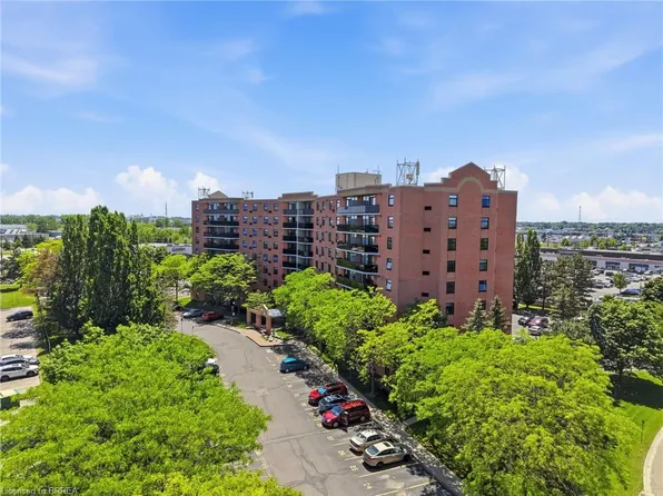 9 Bonheur Ct #716, Brantford, ON N3P 1Z5
