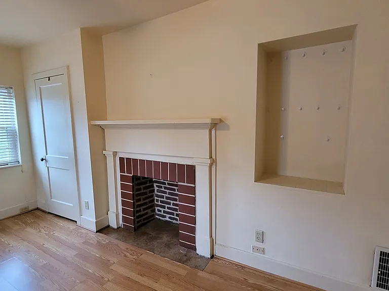 816 Montague Roadu1 Right Side — Photo 10