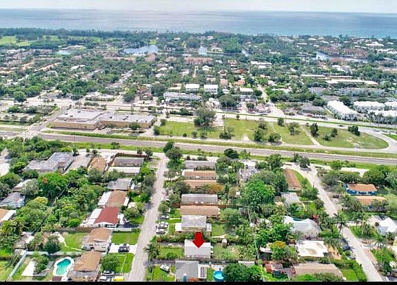 5 Blocks  to beach .389 mile