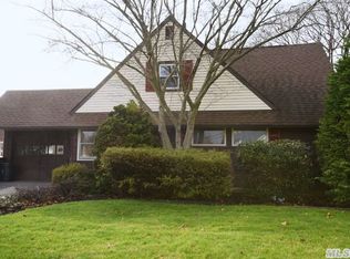 78 Blacksmith Rd, Levittown, NY 11756