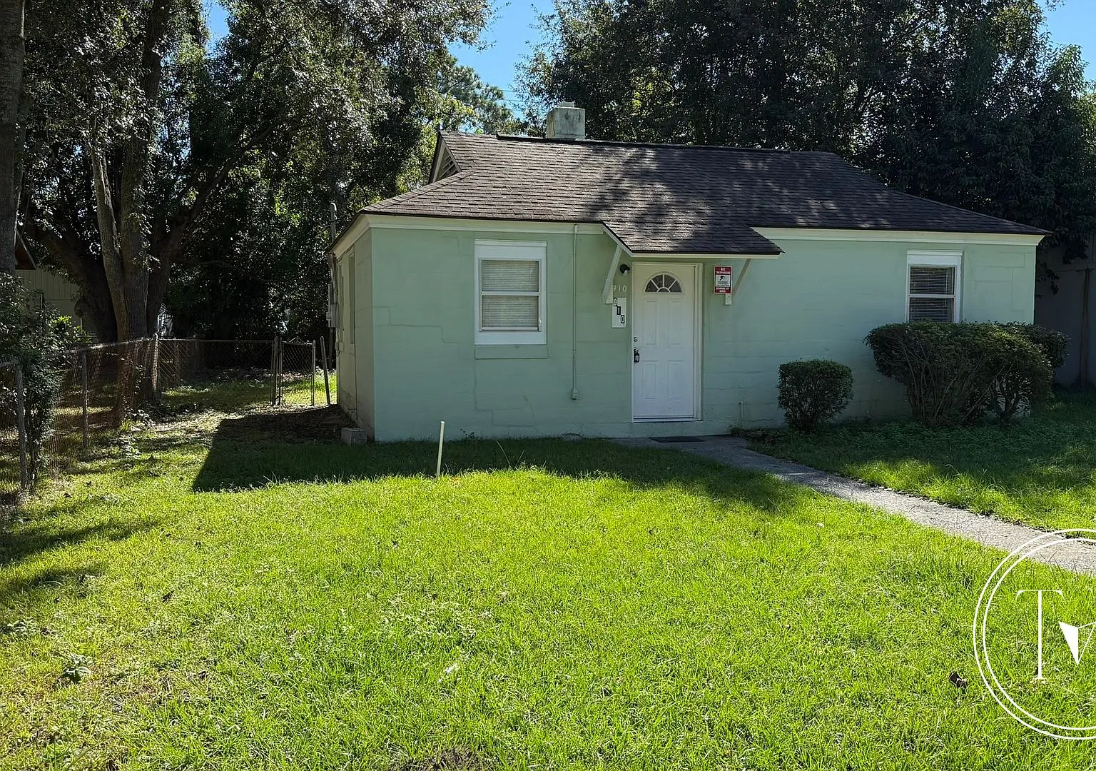 Cozy 2-bed/1-bath home in Carver Heights — Photo 2