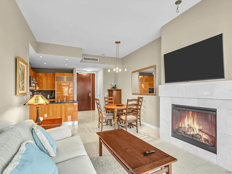 550 Front St #806