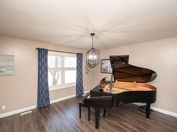 5th image of 619 Bur Oak Ct W