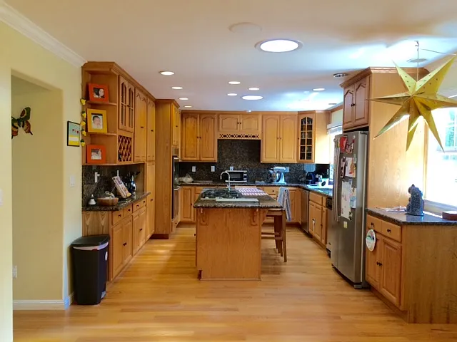 1172 Arlington Ln — Photo 2