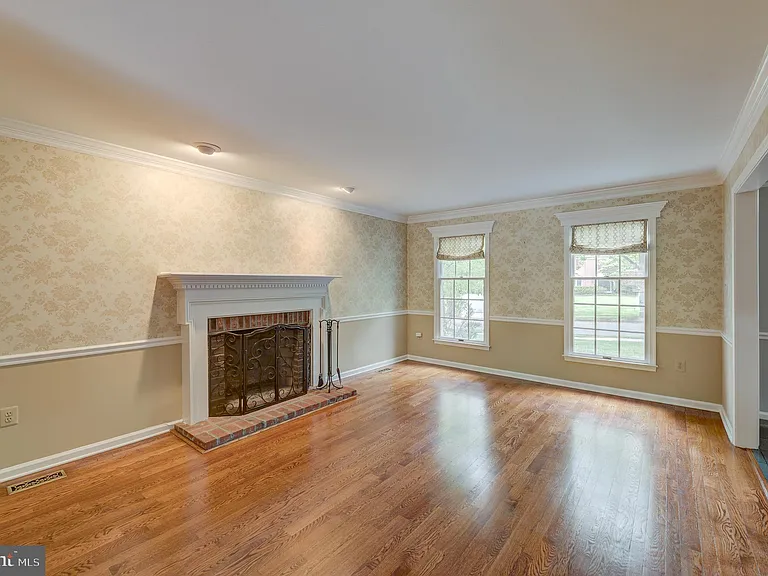 42 Ellsworth Dr — Photo 7