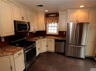 9 Bolender Ct, North Babylon, NY 11703