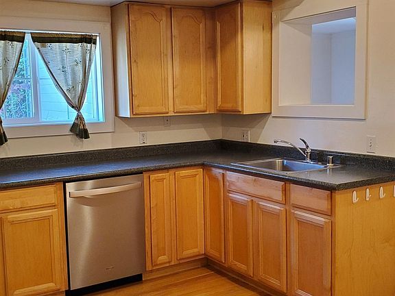 4th image of 135 Lincoln St