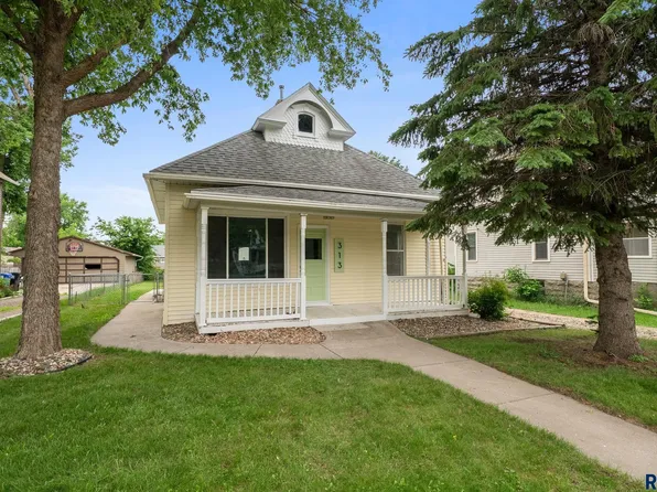 313 E 2nd Ave, Lennox, SD 57039