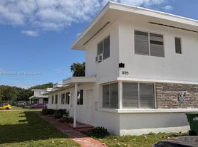 1695 NE 150th St, Miami, FL