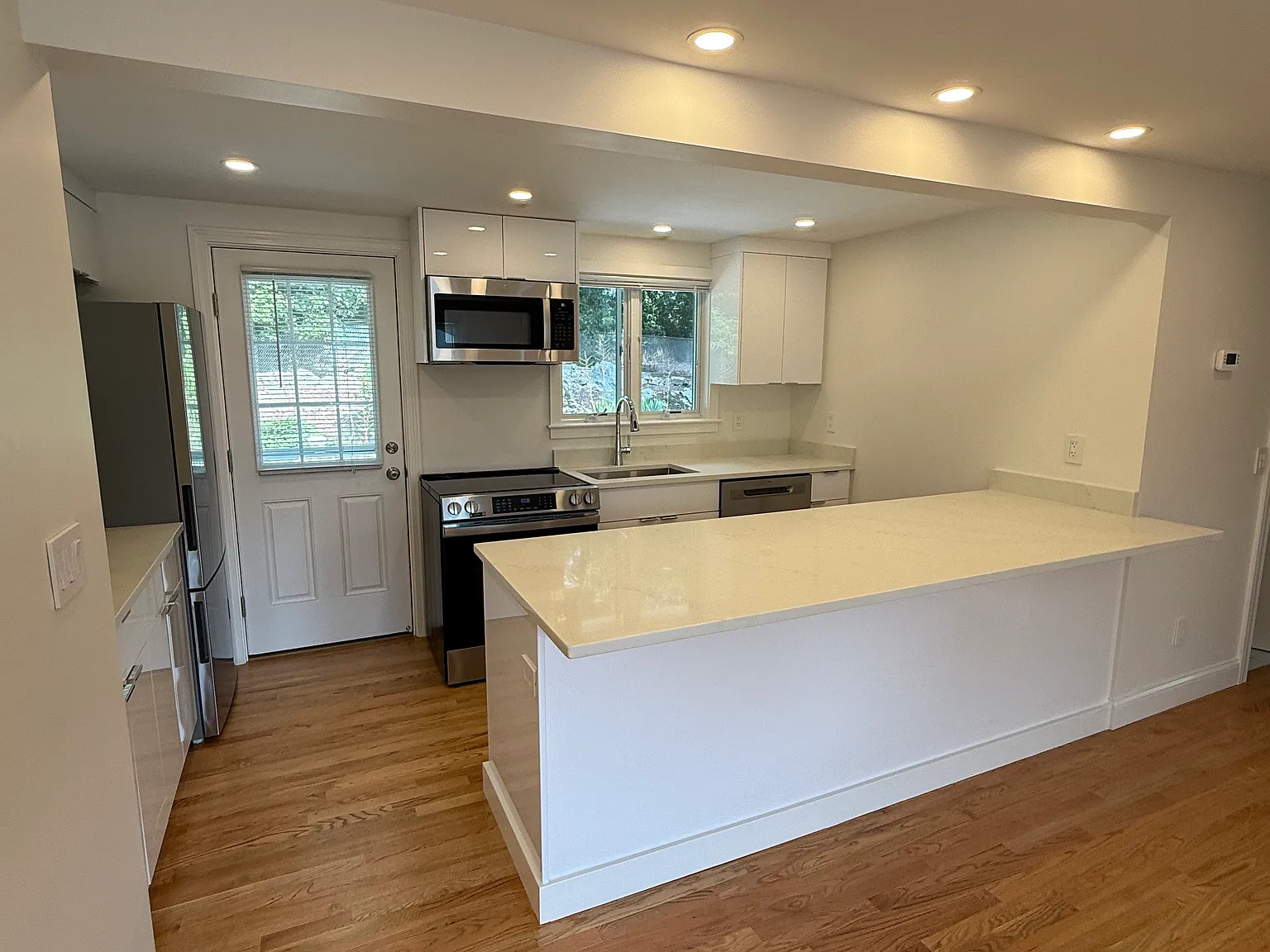 2 bed, 670 sqft, $2,600 — Photo 3
