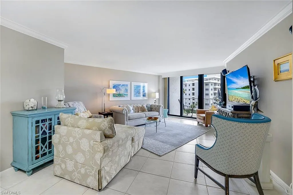 2 bed, 2.0 bath, 1070 sqft, $8,500 — Photo 2