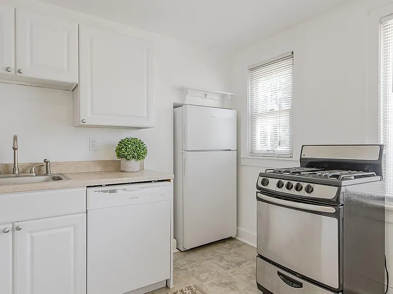 122 W Houstonia Ave — Photo 22