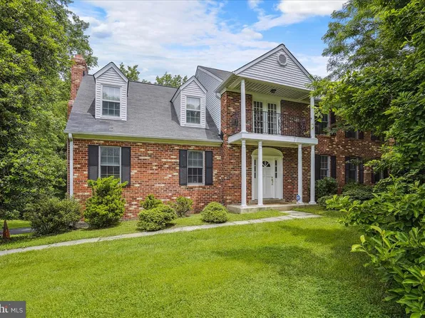 9708 Locust Hill Dr, Great Falls, VA 22066