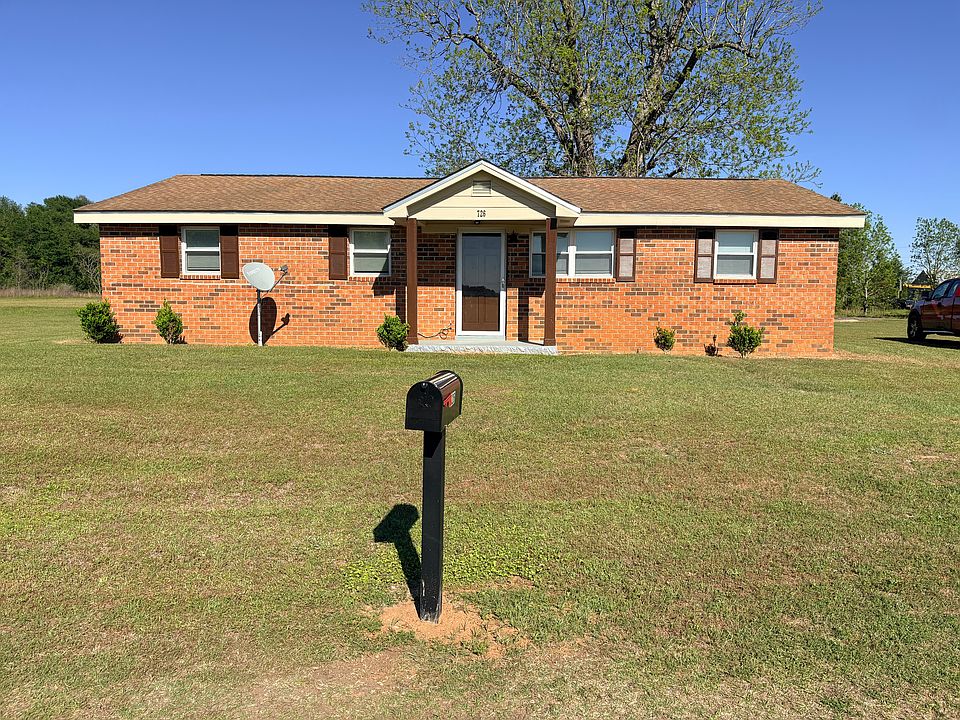 Country living at its best! Quiet and peaceful 3 bedroom/2 bathroom plus a bonus room that can be used as den, dining room or 4th bedroom.