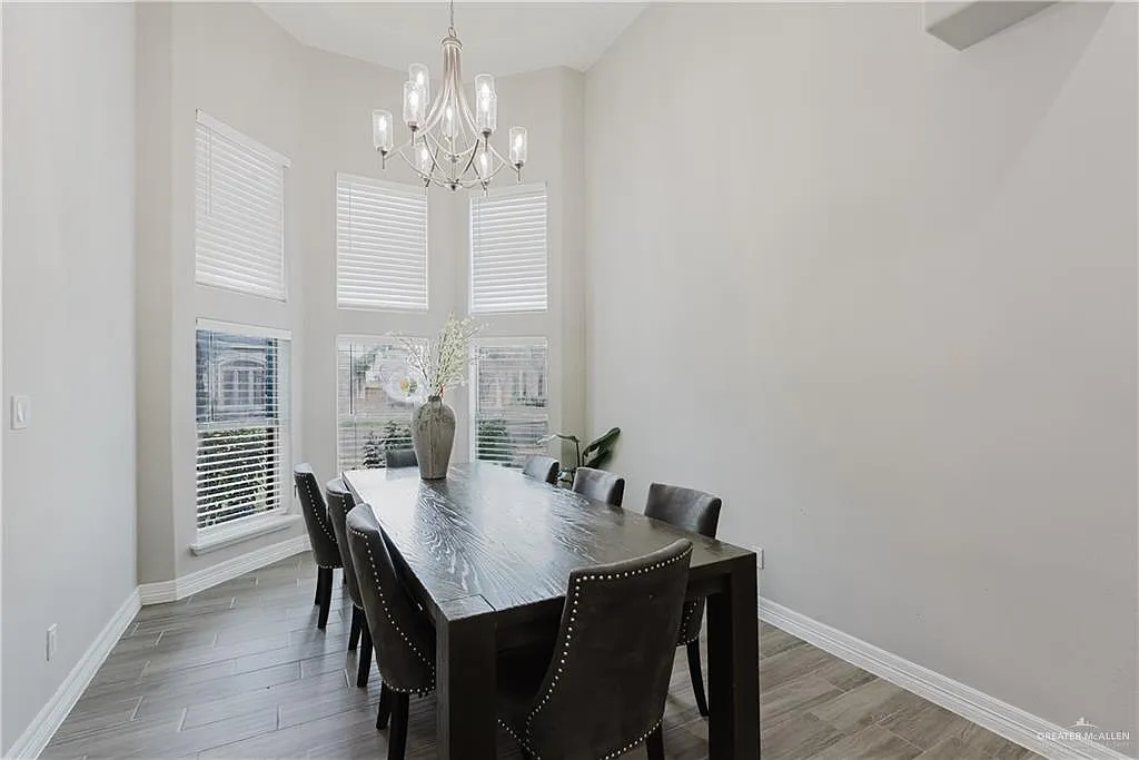 3 bed, 2.5 bath, 2300 sqft, $2,500 — Photo 4