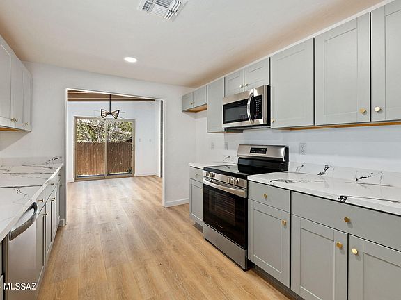 5th image of 841 S Van Buren Ave