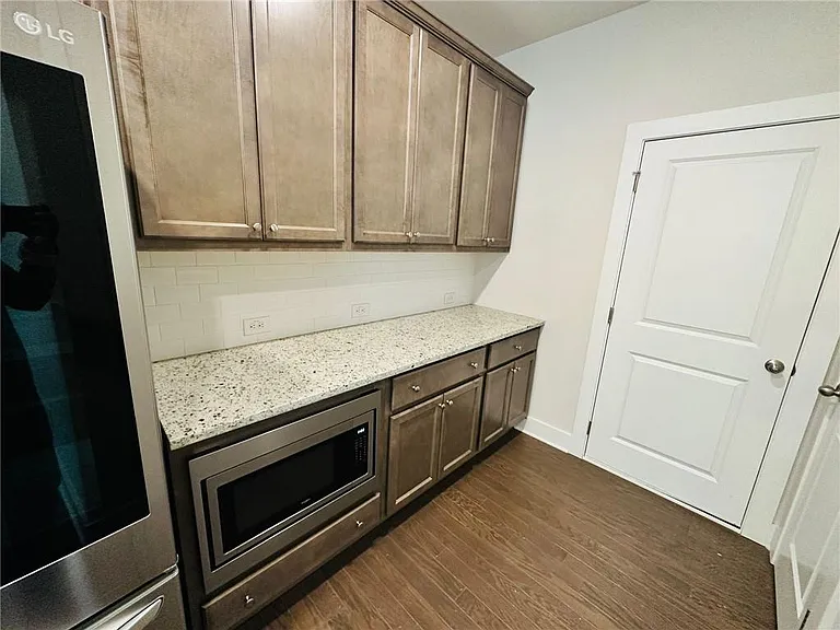 1252 Windmill Pkwy — Photo 11