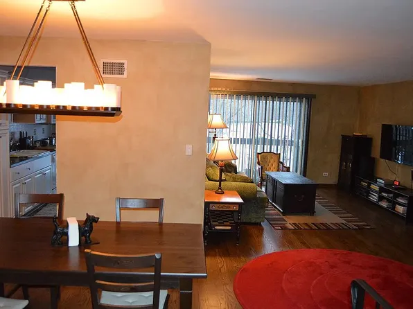 35 Shawnee Trl, Indian Head Park, IL 60525