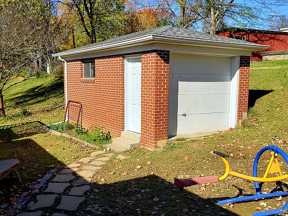 4th image of 1030 Corinne St
