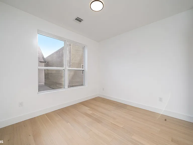 649 38th St #305 — Photo 15