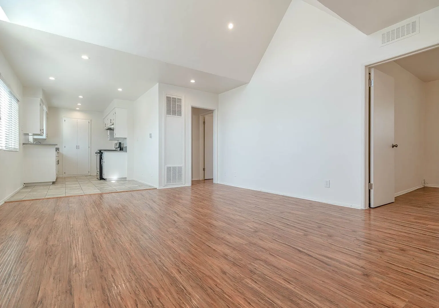 1439 S Point View St — Photo 1