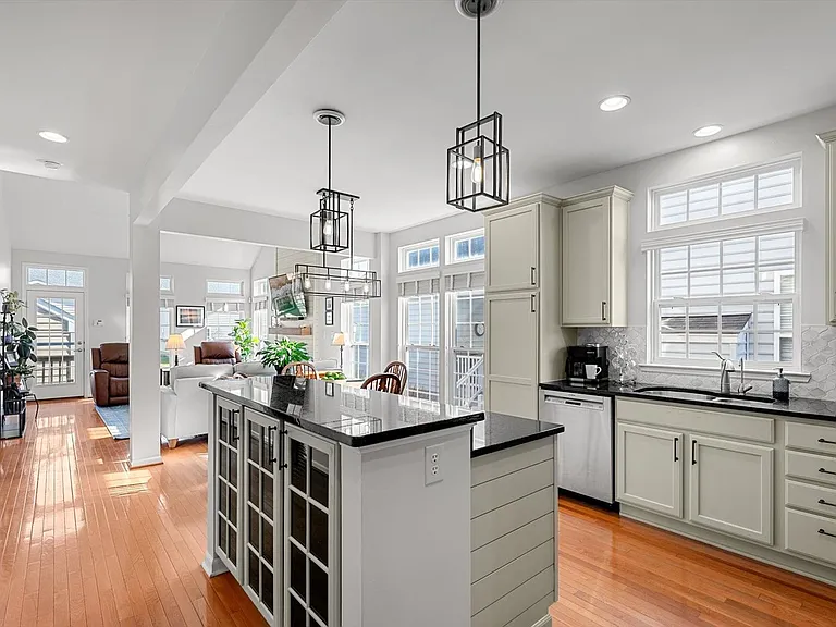 301 Adelaide Dr — Photo 15