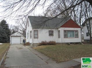 1323 1st St, Hull, IA 51239