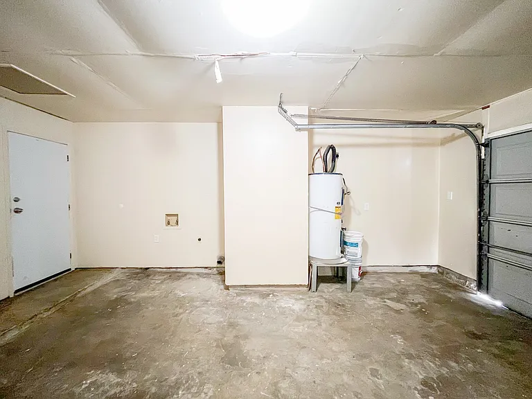 2105 Coach Dr — Photo 23