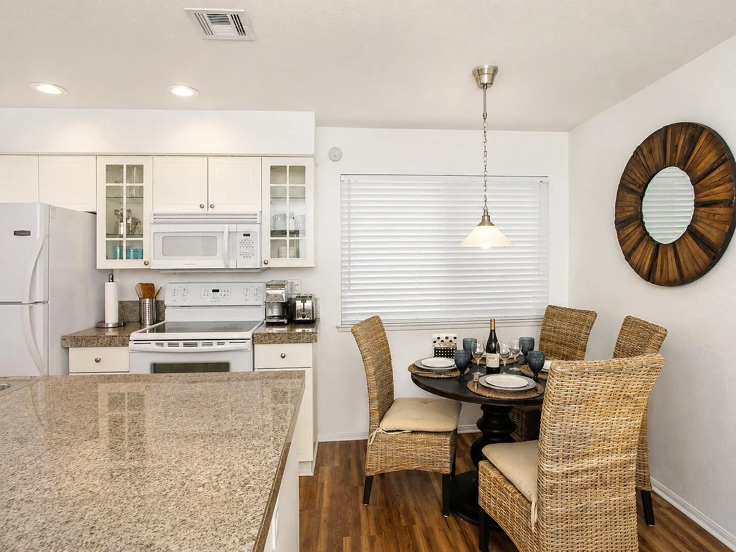 2 bed, 924 sqft, $2,300 — Photo 2
