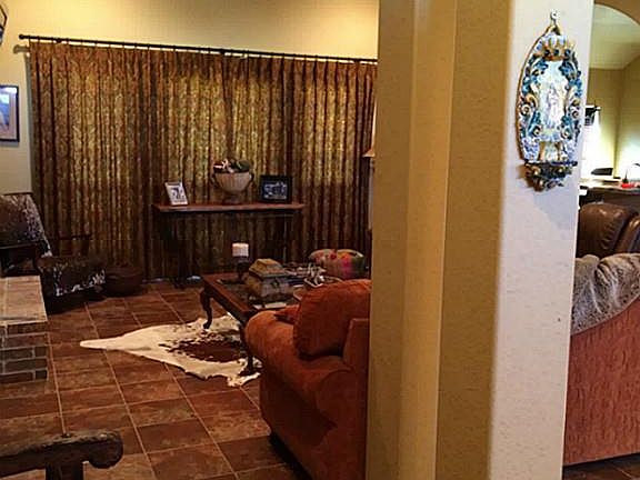 4th image of 209 Sam Houston Dr