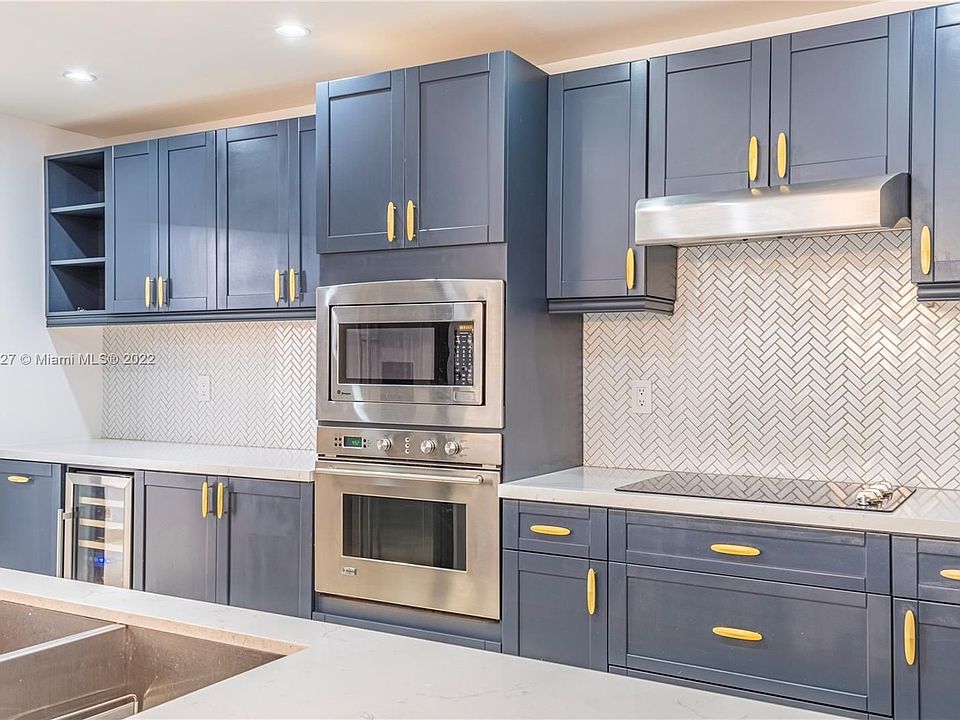 1st image of 251 Crandon Blvd APT 424