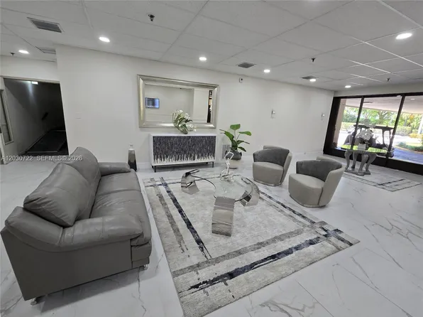 900 NE 195th St APT 215, Miami, FL 33179