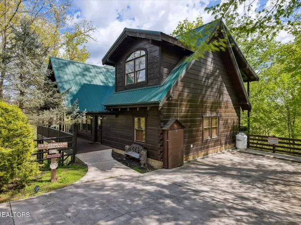 3206 Falling Leaf Way, Pigeon Forge, TN 37863