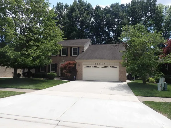 21647 N Chipmunk Trl, Woodhaven, MI 48183
