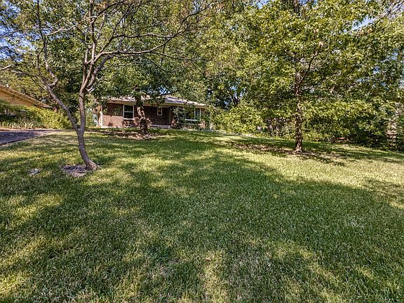 2nd image of 605 S Ravinia Dr