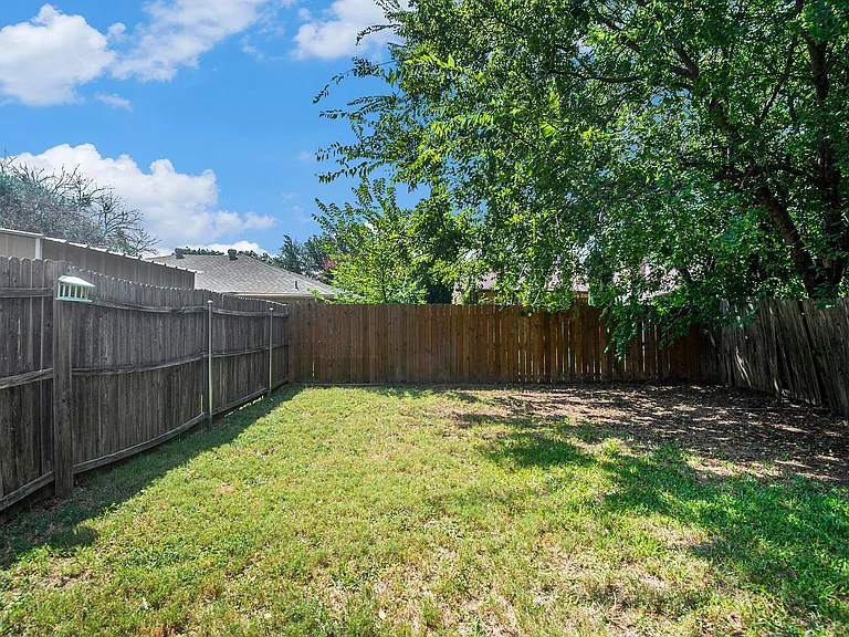 6819 W Cleburne Rd — Photo 24