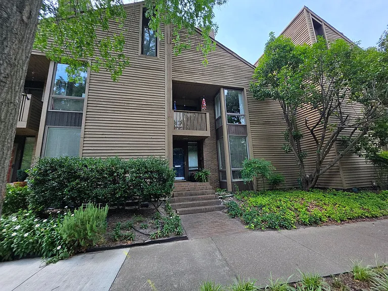 717 Botetourt Gdns — Photo 1