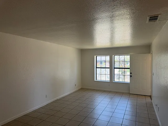 804 Niles Ct — Photo 4