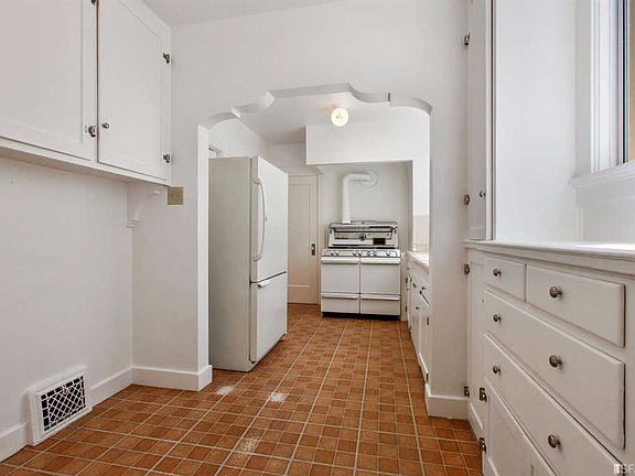 3rd image of 451 Somerset St