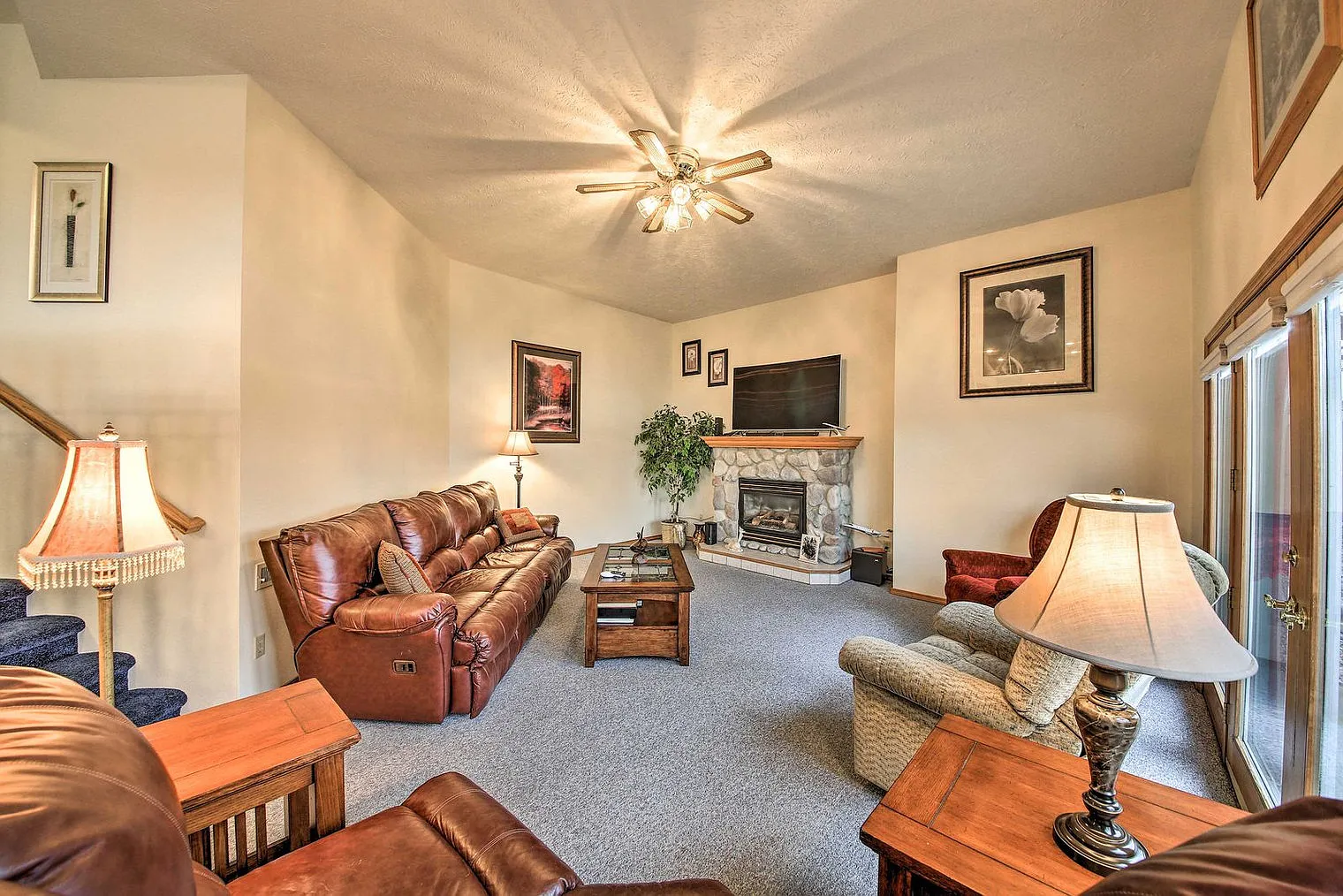 6 bed, 3.0 bath, 5995 sqft, $9,739 — Photo 4