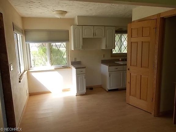 4th image of 305 E 320th St
