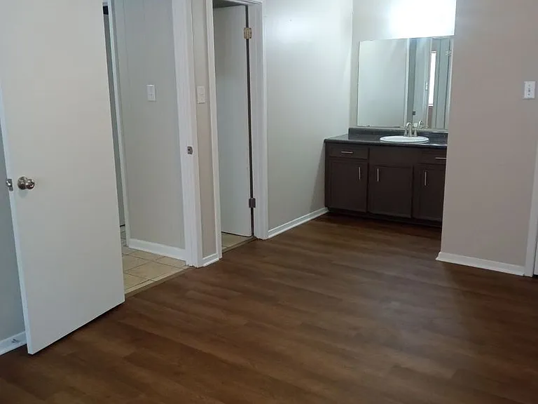 425 Wilson Ln — Photo 12