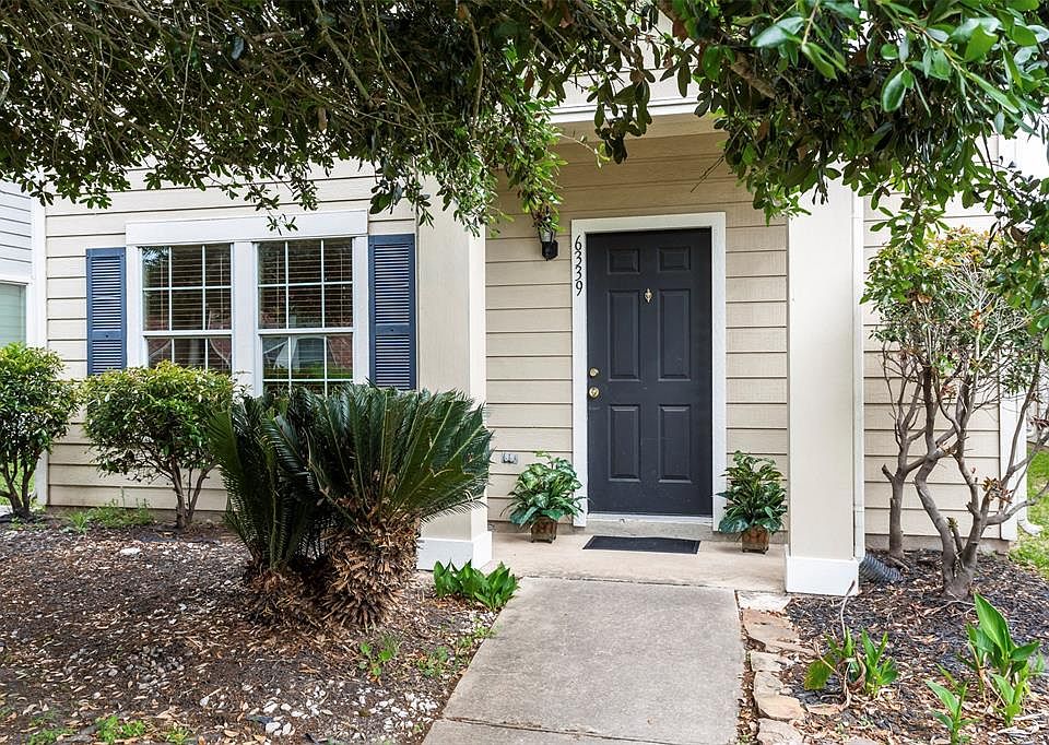 Craftsman Beauty in Lakeville, MOVE-IN READY! 1392 SF, 3/2.5/2 Det. Garage with Hardy Siding for easy care.