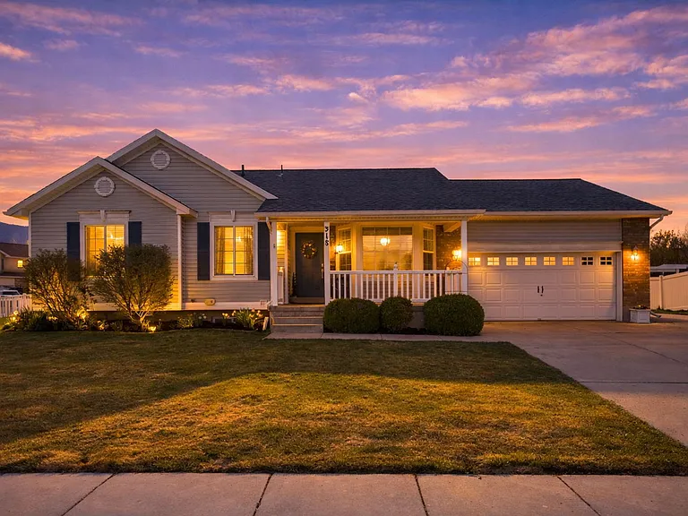 318 E Spyglass Dr — Photo 2